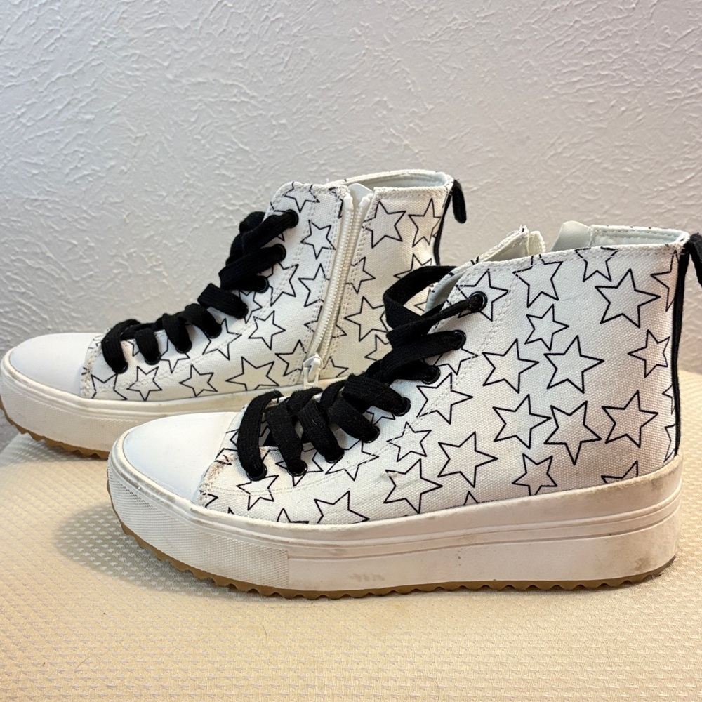 Art Class Black and White Star High-Top Sneakers
